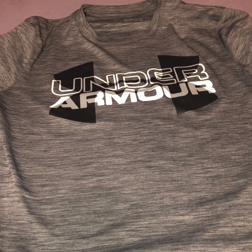 Grey under armour shirt